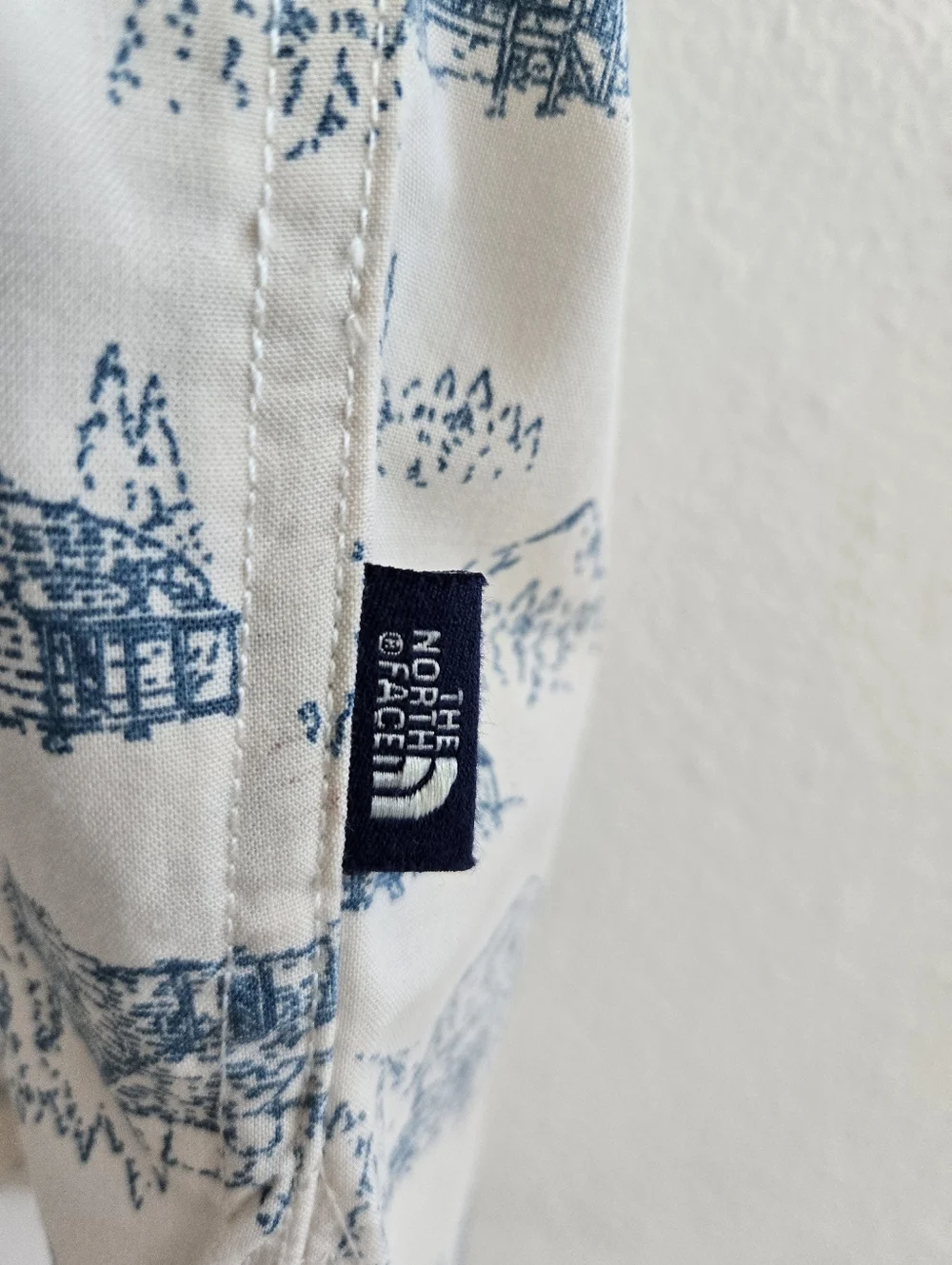 The North Face Short-Sleeve Cream Shirt with Blue Cabin Sketch Print Size XXL
